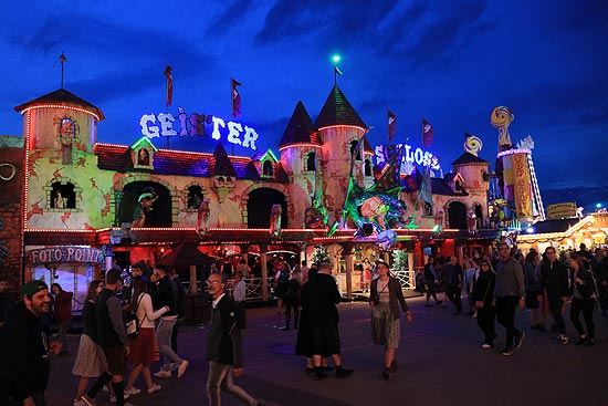 Geisterschloss - die Wiesn Geisterbahn auf dem Oktoberfest (©Foto. Martin Schmitz)